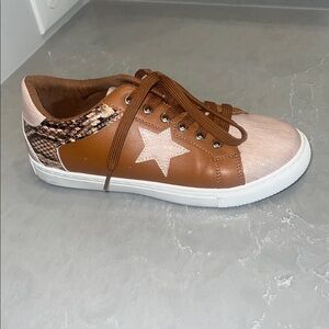 Outwoods Brown & tan sneakers with sparkly Star -EUC